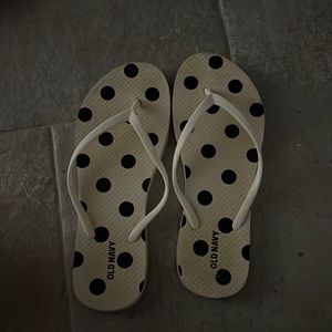 white old navy flip flops